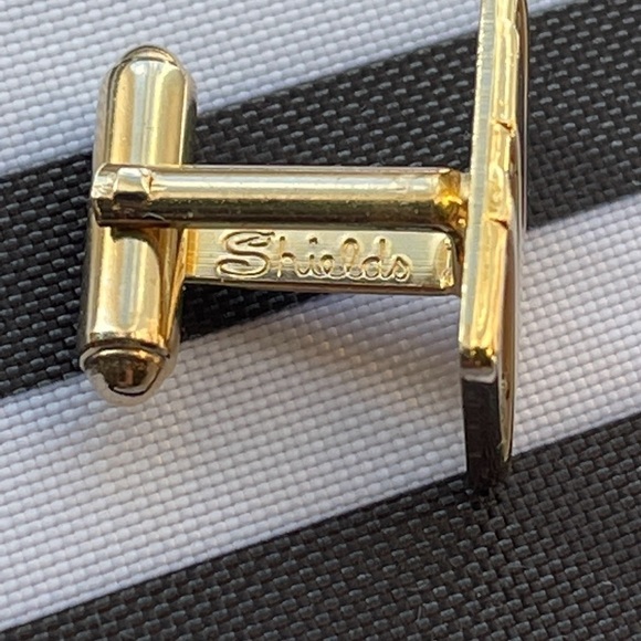 Shields Fifth Avenue Gold Rectangle Cufflinks - Picture 6 of 13